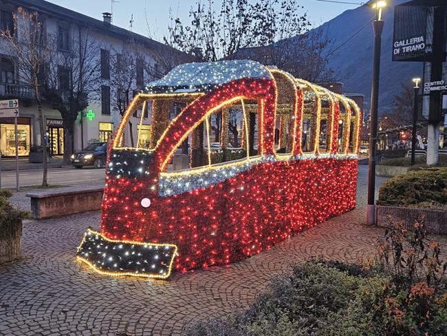 So geht Weihnachtsschmuck in Tirano