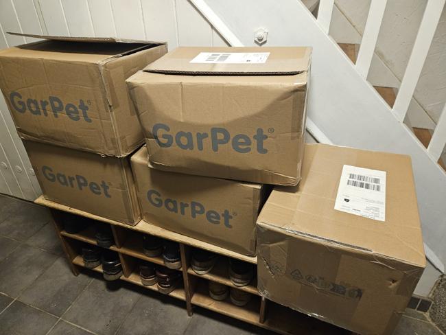 Und per Versand kamen 180kg Kiesel für die Randfug