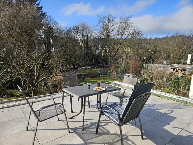 Erstes Mittagessen auf der neuen Dachterrasse. 8. 