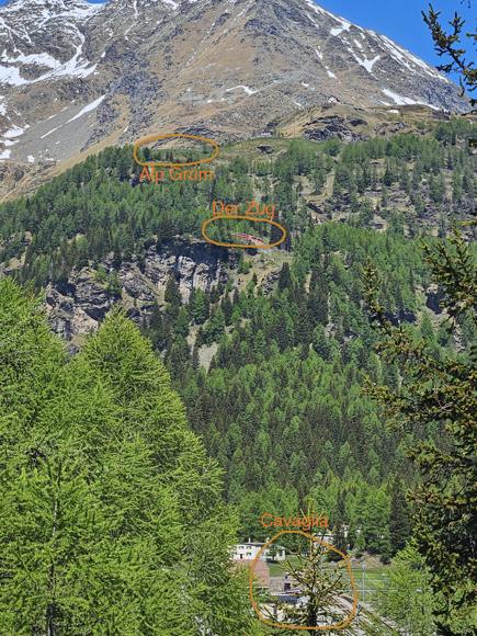 Man sieht den Zug in der Bergwand. Oben ist Alp Gr
