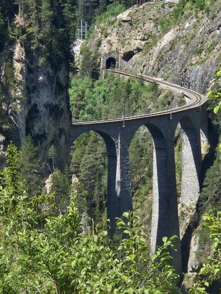 Blick von hinten auf das Landwasserviadukt
