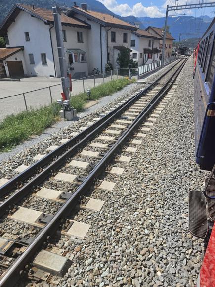 Kurz hinter Chur sind im gleichen Gleis Meterspur 