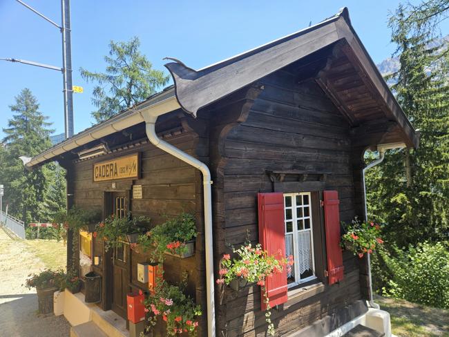 Bahnhof Cadera - sehr urig