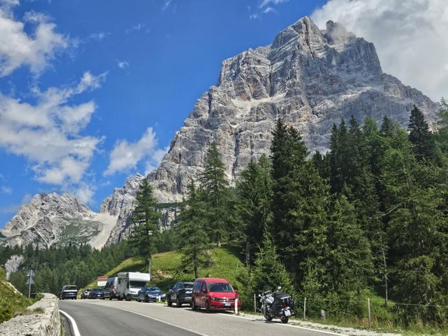 Es geht in die Dolomiten. Ständig hat man solche A