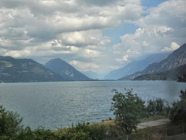 Anfahrt mit dem Zug vorbei am Thuner See