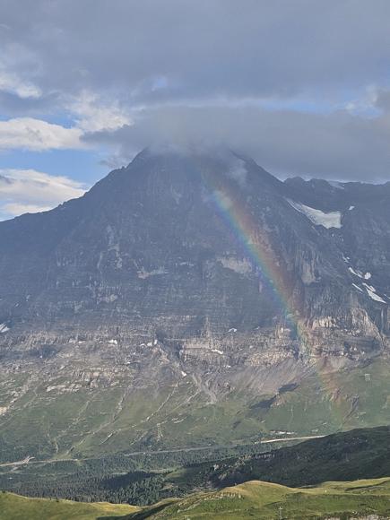 Regenbogen direkt  vor dem Eiger