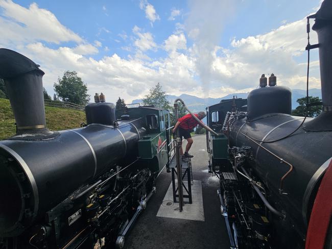 Auf der halben Höhe an der Planalp wird Wasser gef