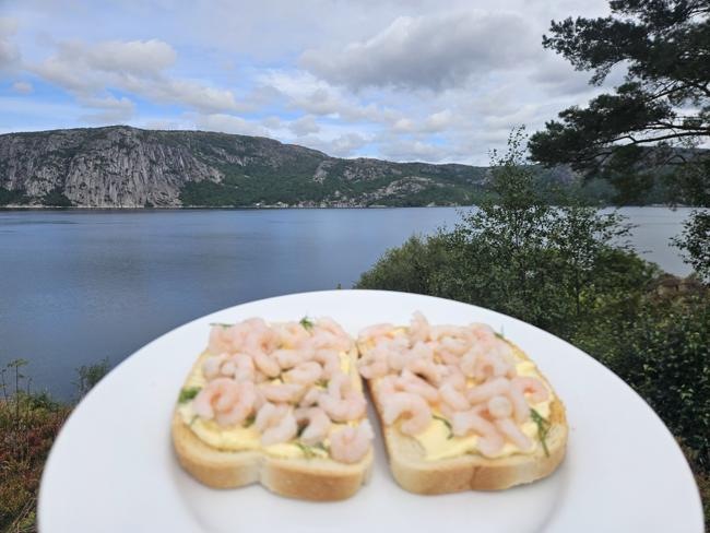 Ein norwegisches Standardgericht. Shrimps auf Toas