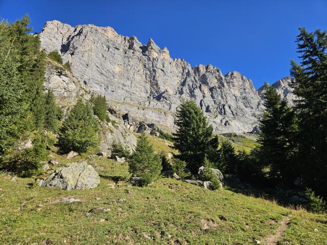Oberhalb der Tälli-Hütte gibt es steile Berge und 