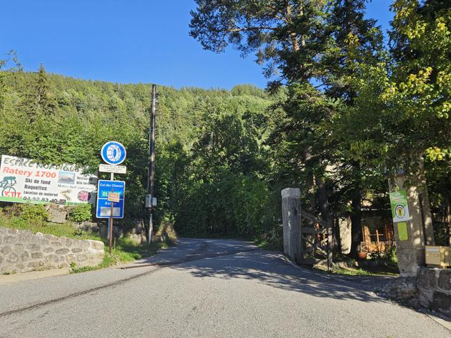 So sieht die westliche Einfahrt zum Col des Champs