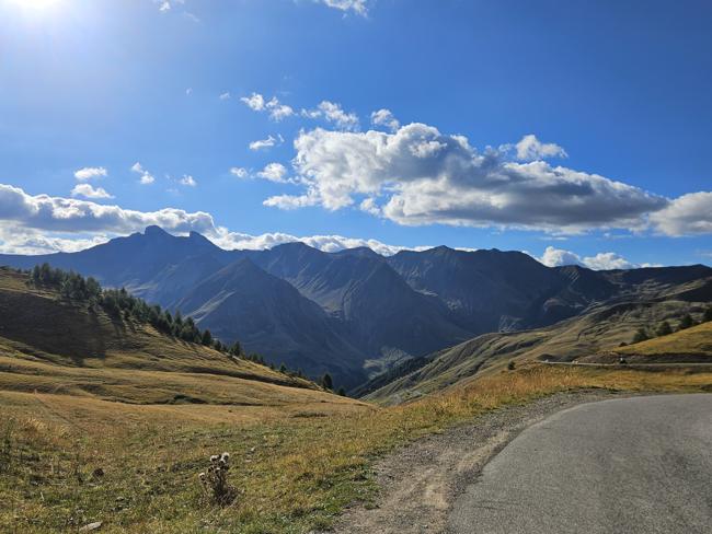 Und da liegt das Val d Allos. Nur noch die Abfahrt