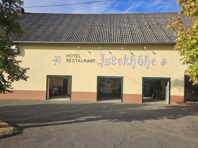 Angekommen. Ein Tennis- und Motorradhotel. Es gibt