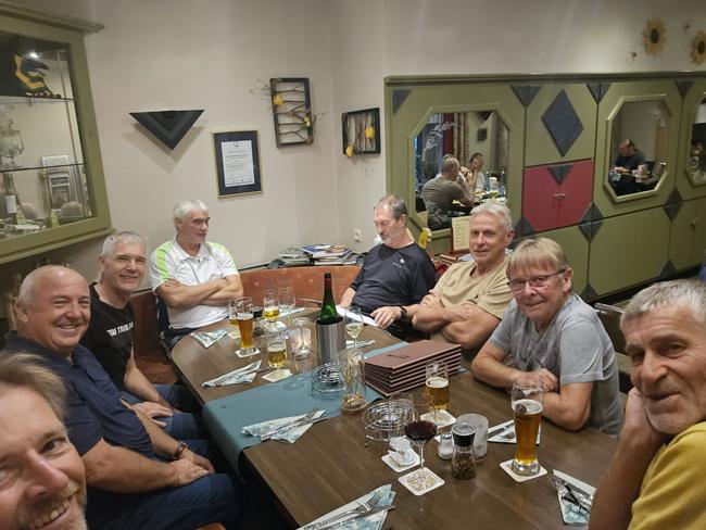 Gemeinsames Abendessen mit der Truppe.