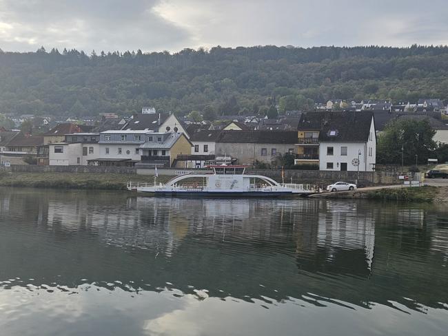 Dann geht es mit der Fähre über die Mosel nach Deu