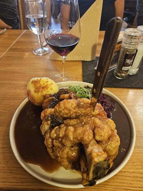 Nur eine leichte Schweinshaxe im Stift in Kempten 