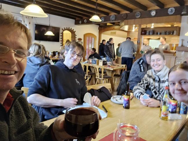 Mit den Kindern im Naturfreundehaus Kartenspielen