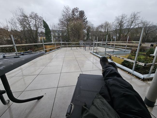 Jetzt auch schon die Querstreben. Im Regen bei Käl