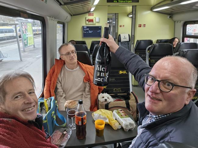 Käse aus Frankreich und ein Fläschchen Rotwein von