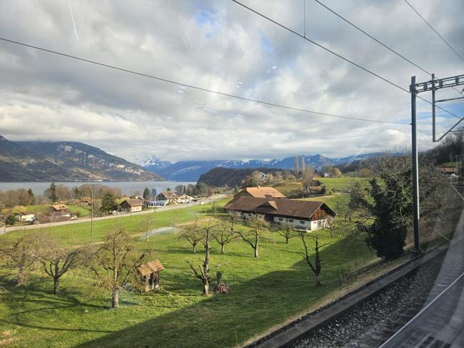 Hier wieder im normalen Zug kurz hinter Spiez mit 