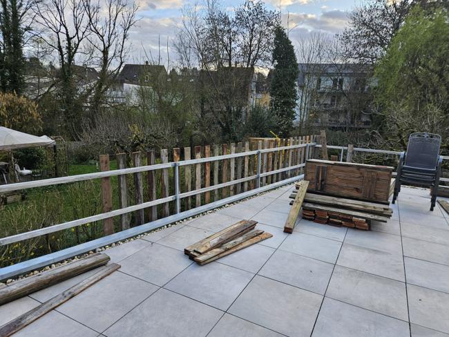 Geländer anbringen im Feierabend vor dem Hallenten