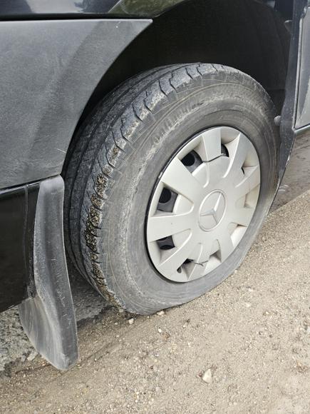 Reifenpanne auf dem Weg vom Flughafen zum Hotel