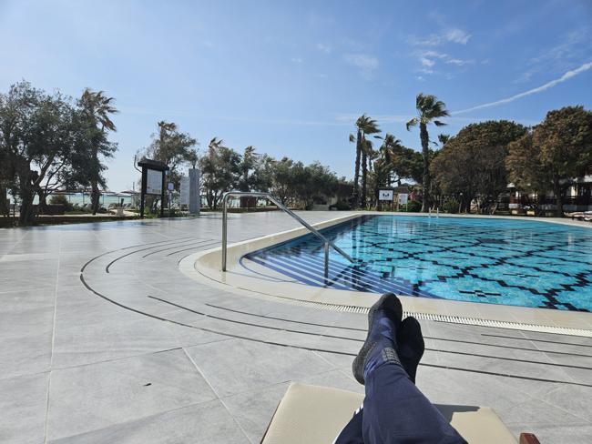 Zur Abwechslung mal am Pool entspannen - und nein,