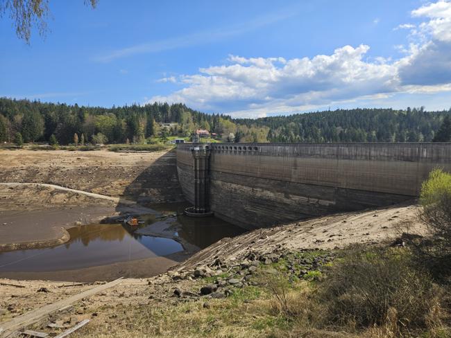 Die Talsperre ist wegen Wartungsarbeiten geleert