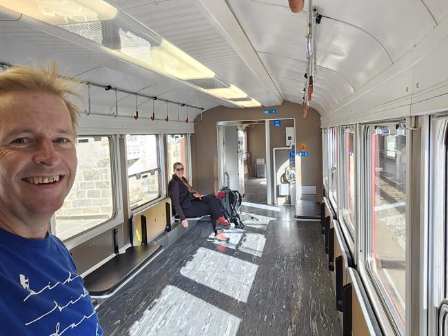 Ab Alp Grüm alleine im Fahrradwagen - Fenster auf 