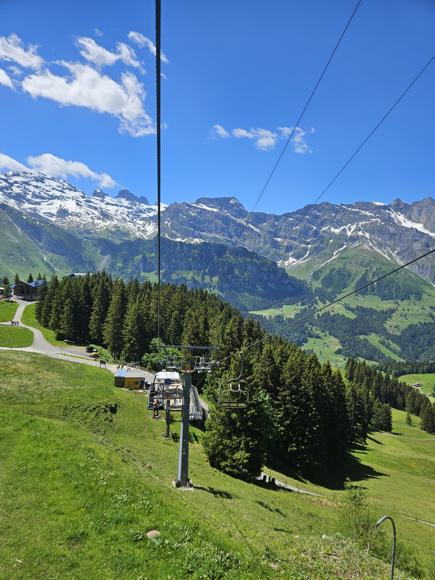 Hoch geht es per Luftseilbahn und dann per Sessell