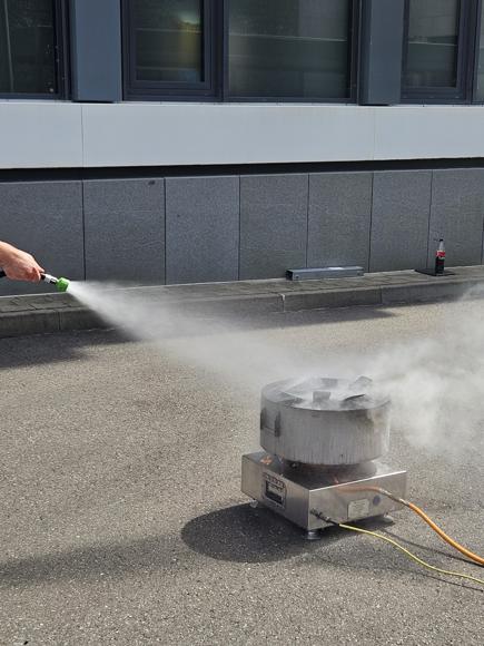 Brsndschutzhelferschulung mit Praxis bei 35°. War 