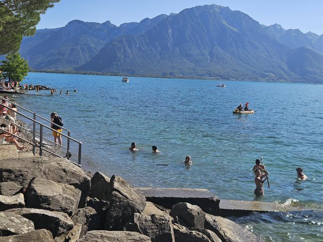 Traumhafte Stimmung. Viele kühlen sich im Wasser a