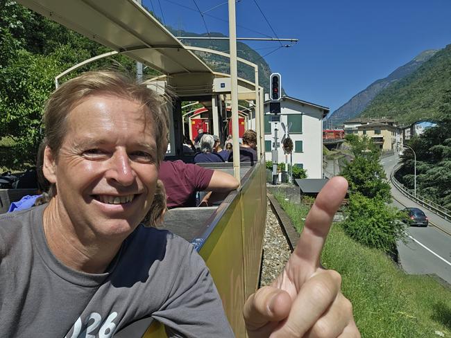 Lustig. Unser Zug ist schon um das Haus rumgefahre